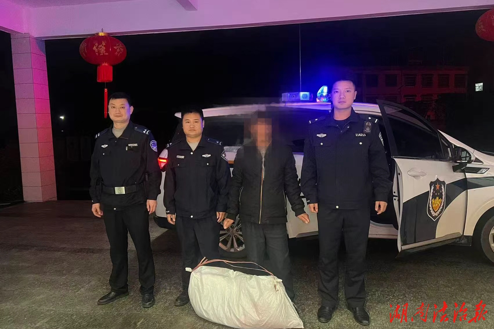 深夜暖心救助 温情守护平安——新田公安成功救助一名流浪人员