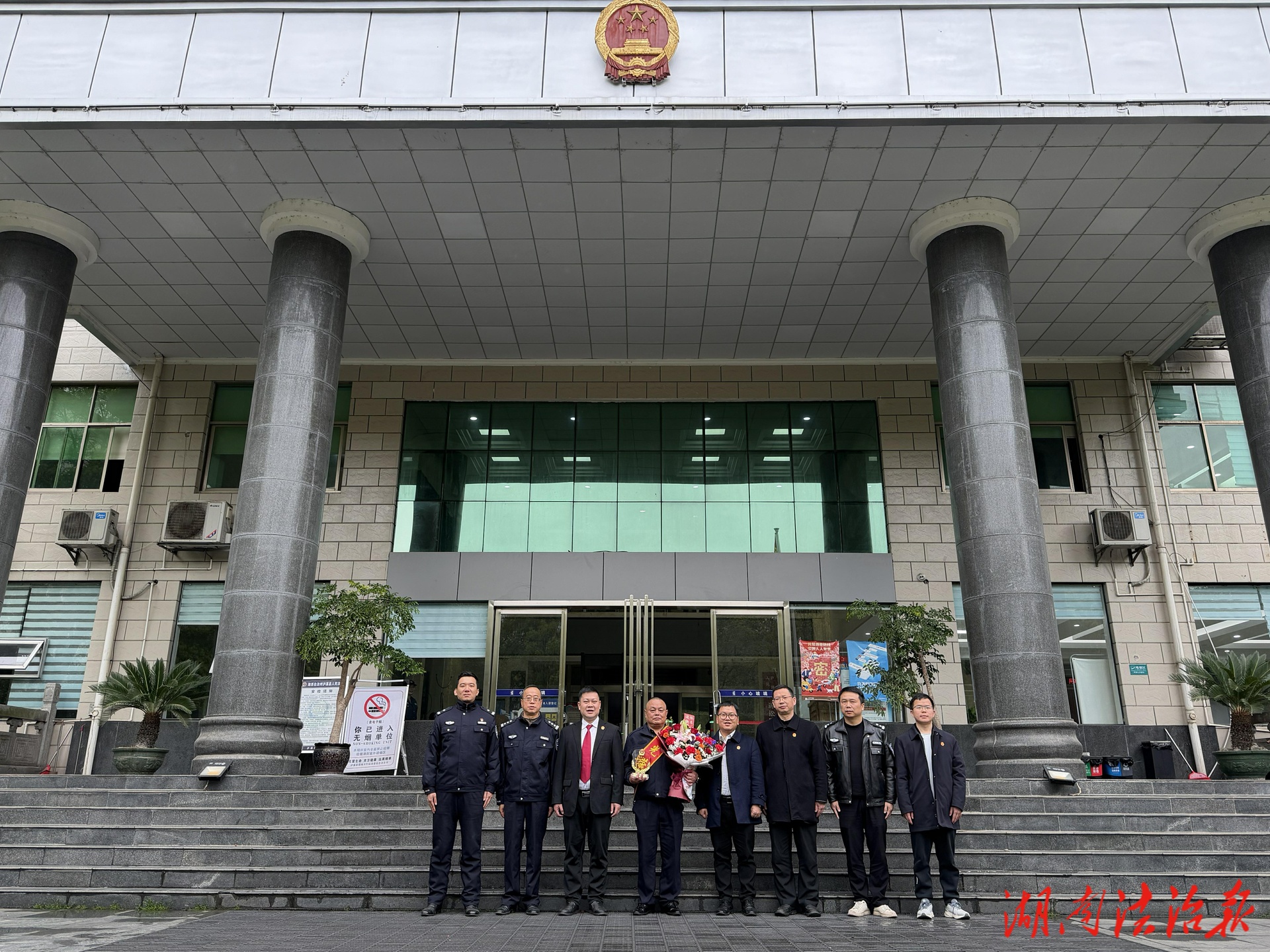 警徽映天平 忠诚护公正——泸溪法院举行司法警察荣誉退休仪式