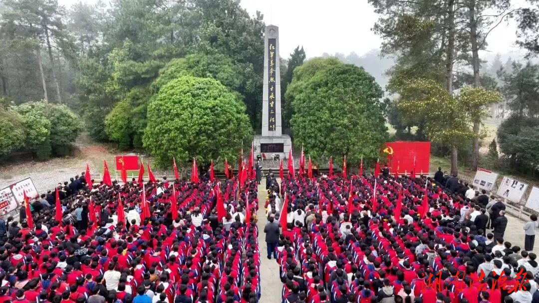 清明祭英烈 忠诚铸警魂——洞口公安护航“行走的思政课”并开展主题党日活动