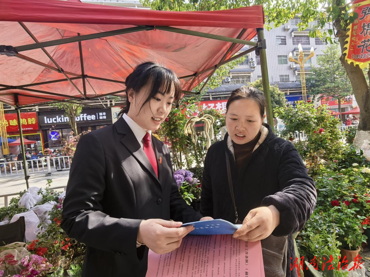 法治春风吹集市——通道法院赶集日普法忙