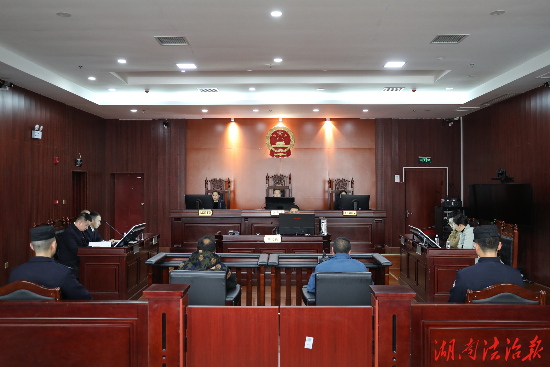 以案释法丨用“有毒”工业松香给鸡鸭脱毛，两经营者因危害食品安全获刑