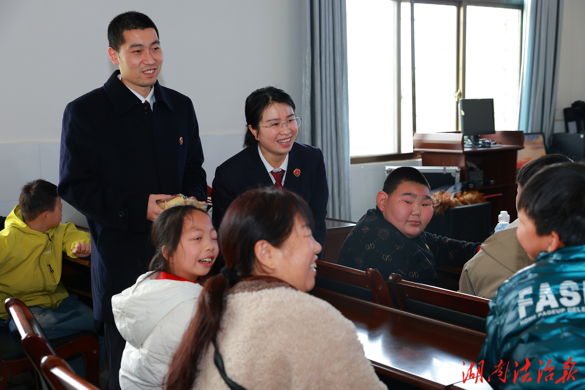 法治课堂“精准滴灌” 温情守护“折翼天使”——凤凰县检察院到特殊学校开展法治宣讲活动