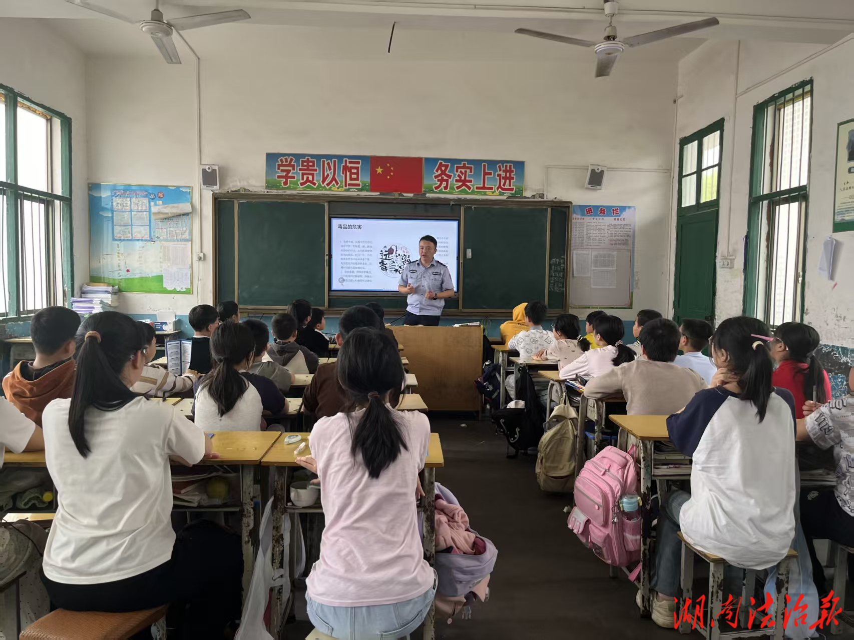 法治副校長進(jìn)校園 護(hù)航青春助成長  ——祁東縣司法局白地市司法所走進(jìn)第二中心小學(xué)開展未成年人保護(hù)暨禁毒宣傳課堂