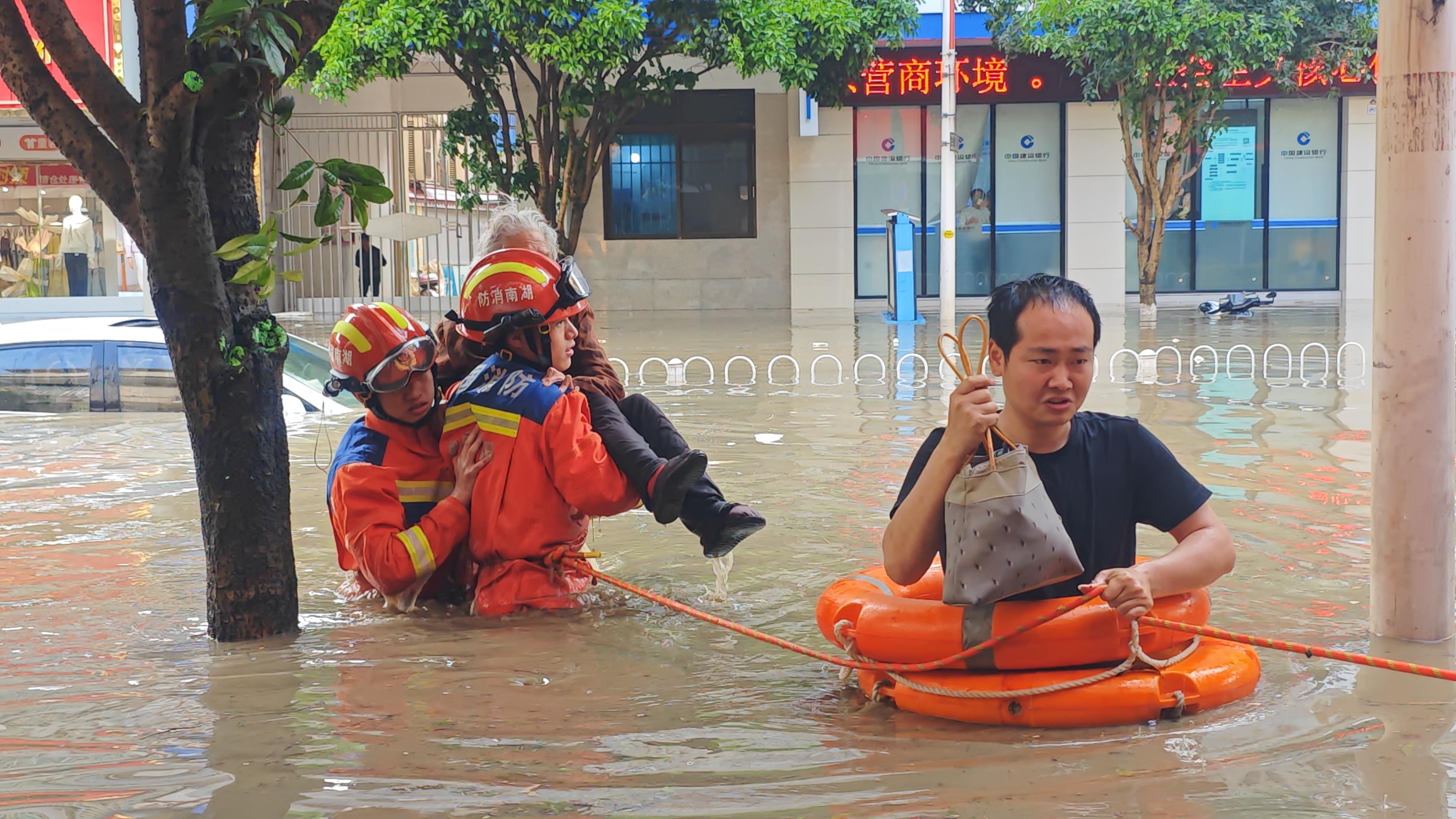 暴雨內(nèi)澇車輛被困 邵陽消防托舉護(hù)送祖孫平安脫險(xiǎn)