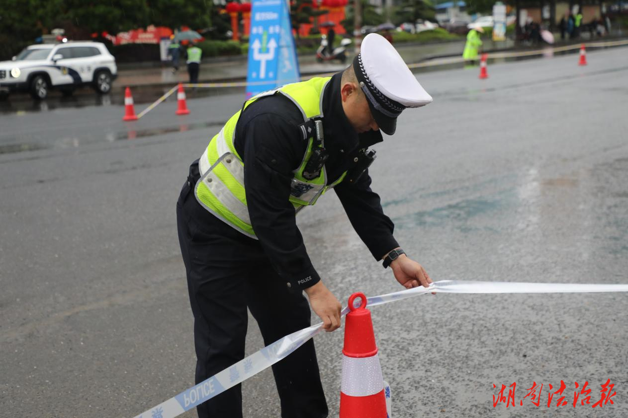 一路奔跑 “警”色同行！ 龍山公安全力護(hù)航2026湘鄂龍鳳馬拉松賽