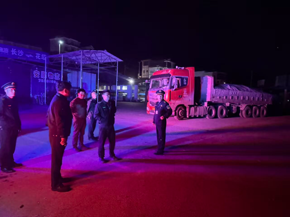 花垣公安交警重拳出擊 嚴(yán)查貨車超限超載、闖站繞行違法犯罪行為