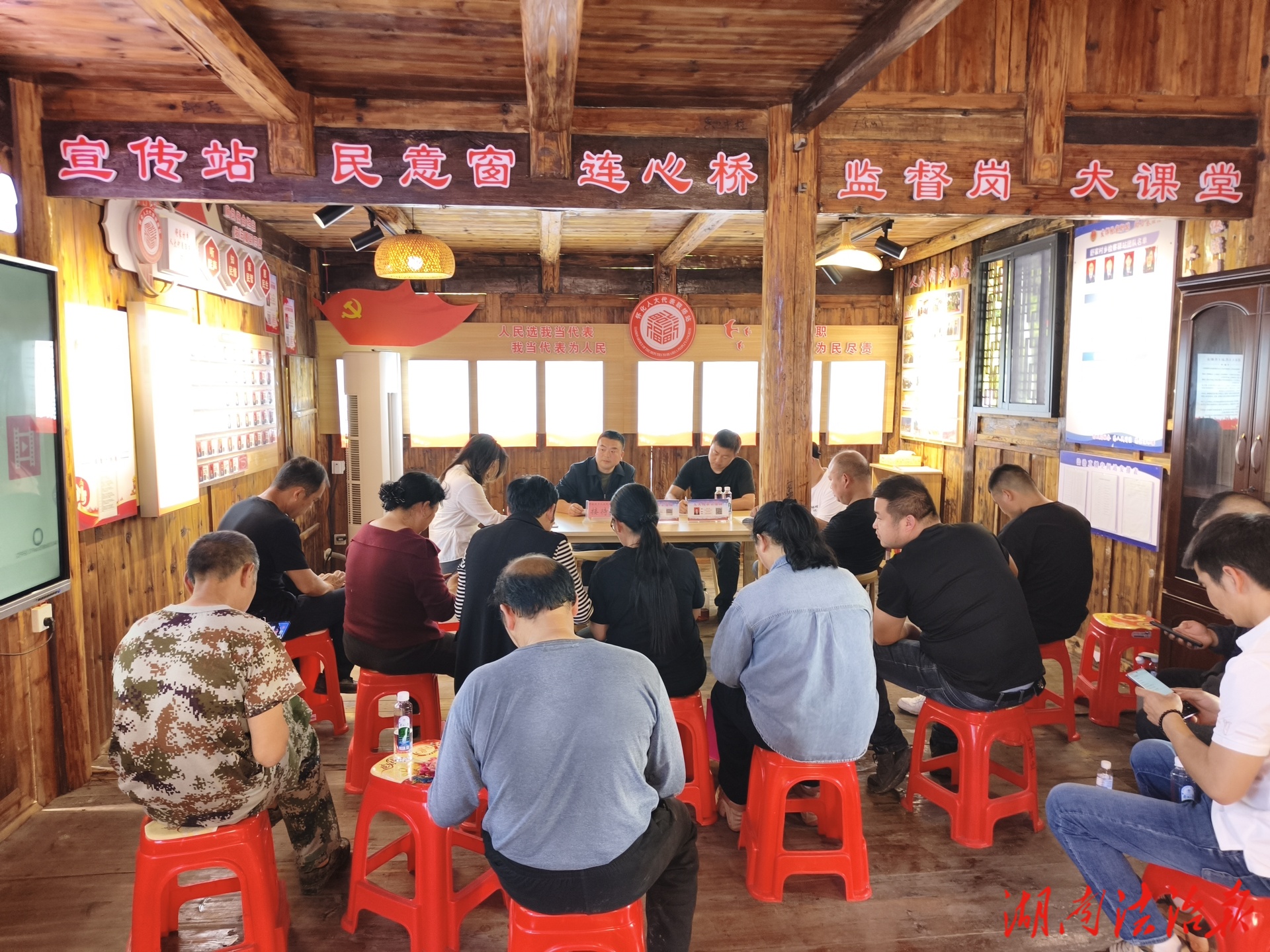 张雪机车“冠军流量”怎么留？麻阳舒家村乡人大代表进站共谋“甜蜜产业”新思路