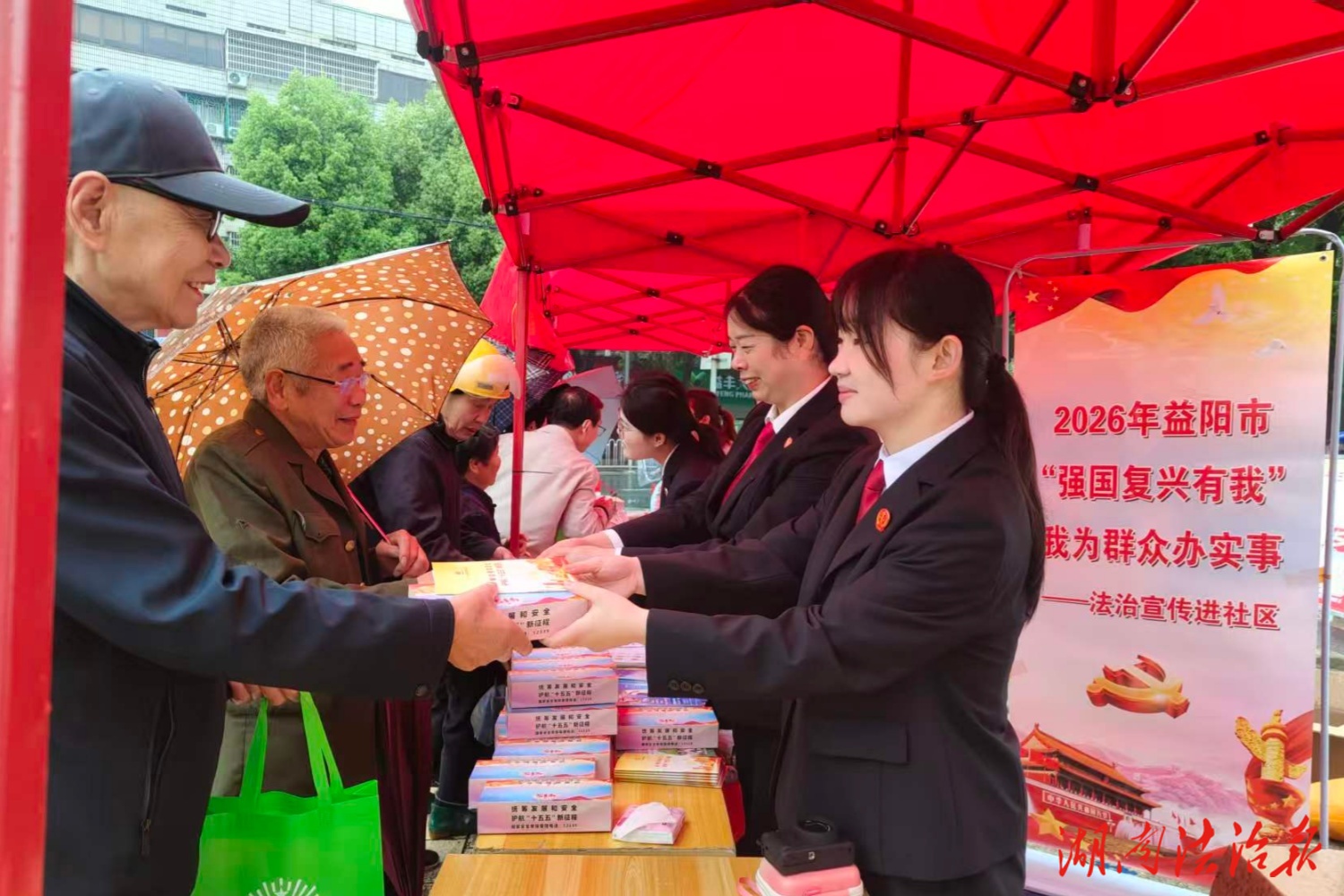 守護(hù)國(guó)家安全 共筑平安防線——赫山區(qū)法院開(kāi)展全民國(guó)家安全教育日宣傳活動(dòng)