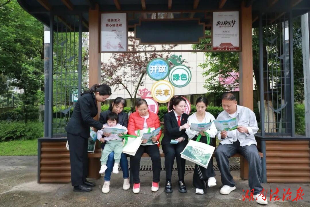 答題學(xué)法、以案釋法——常寧法院支起了國家安全教育“普法小攤”