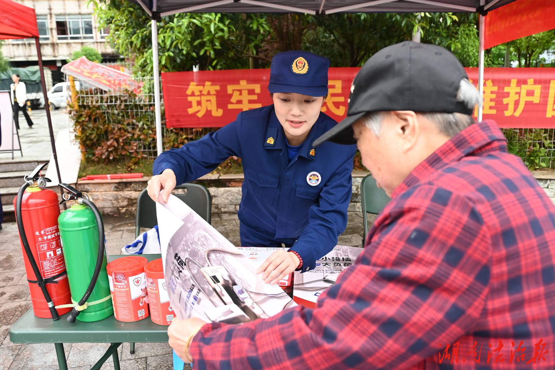 城步消防借“全民國(guó)家安全教育日”開(kāi)展消防宣傳活動(dòng)