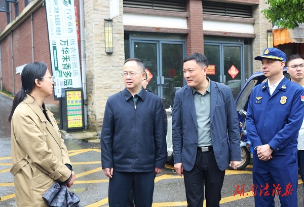 邵陽(yáng)北塔區(qū)領(lǐng)導(dǎo)帶隊(duì)督導(dǎo)檢查高層建筑重大火災(zāi)風(fēng)險(xiǎn)隱患排查整治工作