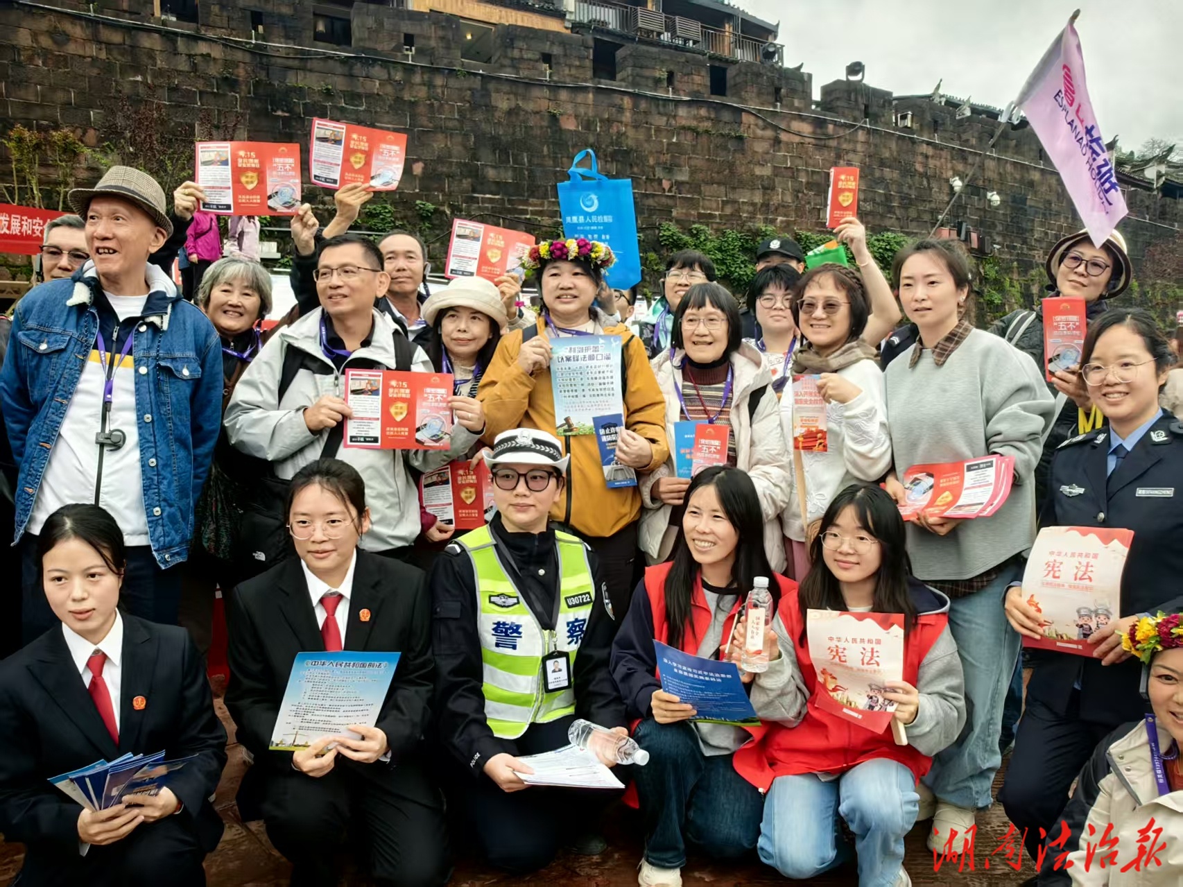 國安宣傳進景區(qū)  全力護航“十五五” ——鳳凰縣政法系統(tǒng)積極開展全民國家安全教育日宣傳活動