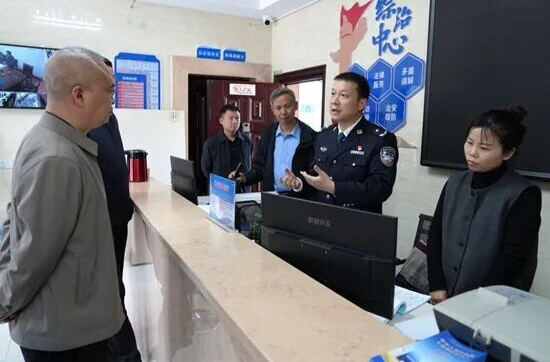譚鐵軍調(diào)研武陵源區(qū)維護(hù)安全穩(wěn)定工作
