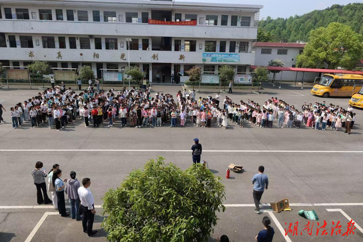 三方聯(lián)動(dòng)進(jìn)校園 齊護(hù)青春助成長(zhǎng) ——祁陽(yáng)市法院聯(lián)合市政協(xié)、市消防救援局開(kāi)展進(jìn)校園助力應(yīng)急管理高質(zhì)量發(fā)展活動(dòng)