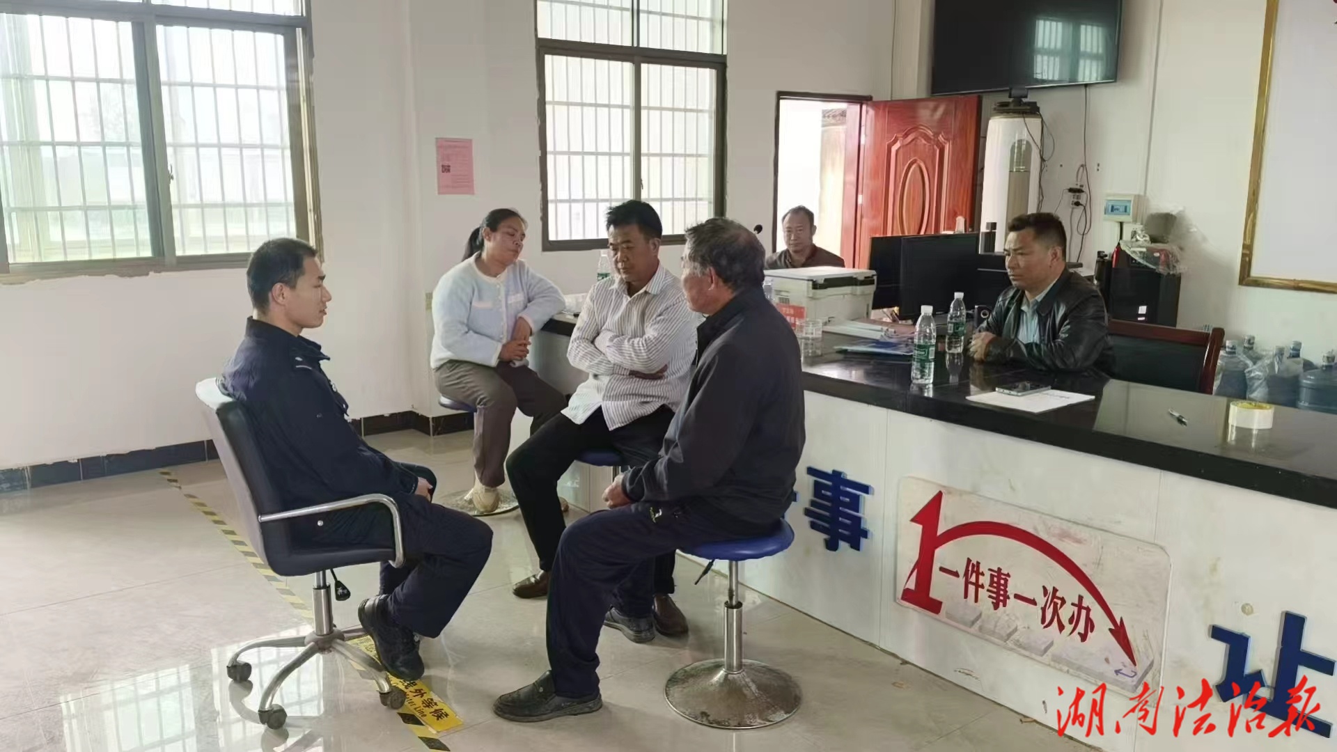 跨縣聯(lián)動(dòng)解糾紛 緊張睦鄰變和親——新田公安成功化解一起土地權(quán)屬糾紛