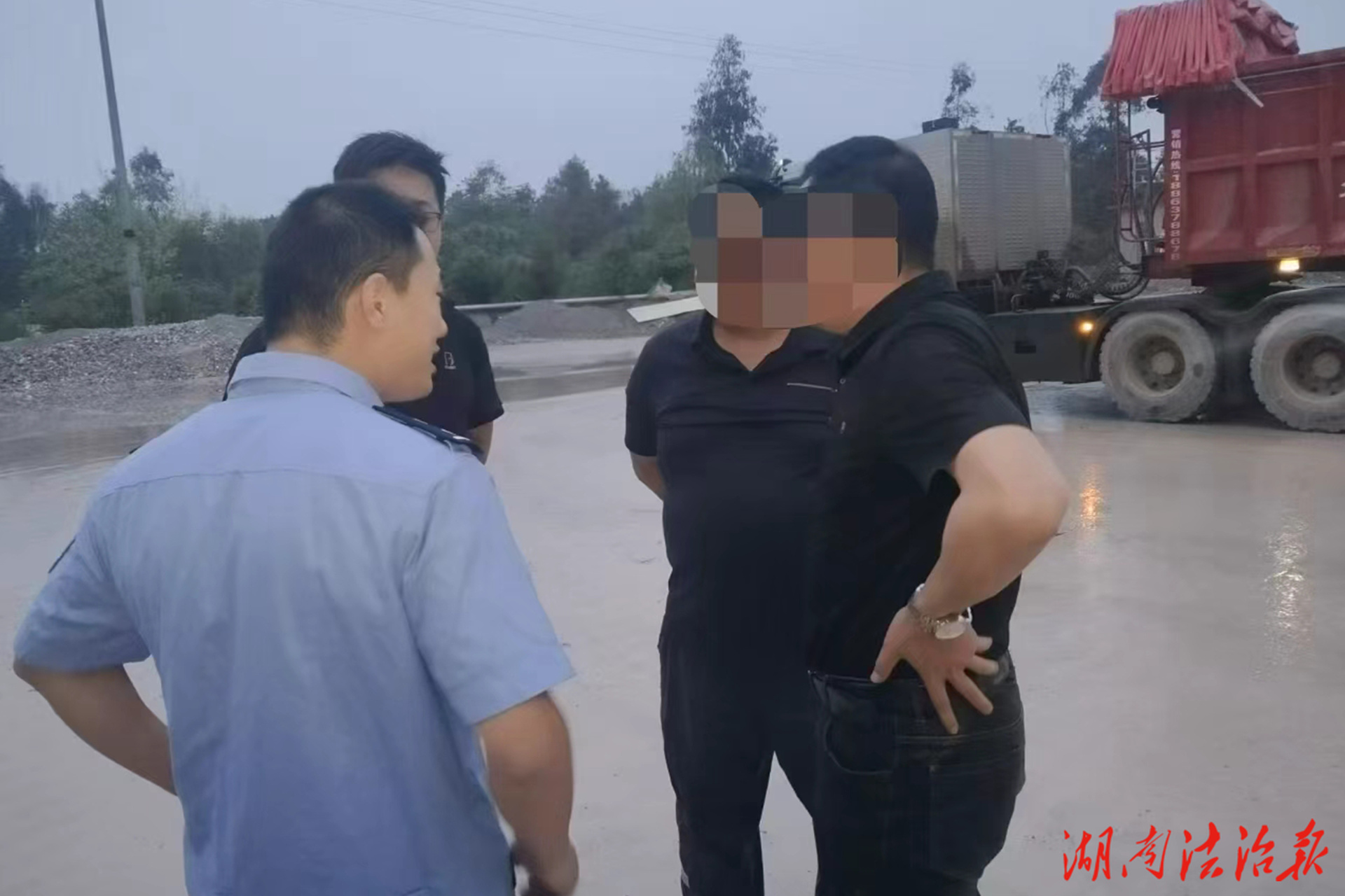 凌晨警燈暖人心  新田公安成功化解一起運(yùn)輸糾紛