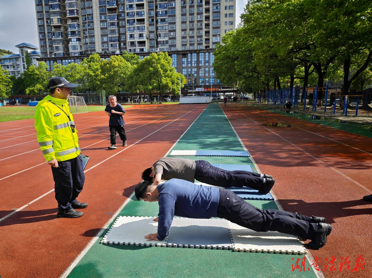 以測促訓(xùn)強體魄 礪警鑄魂保平安       吉首市公安局組織開展全警體能達標(biāo)測試