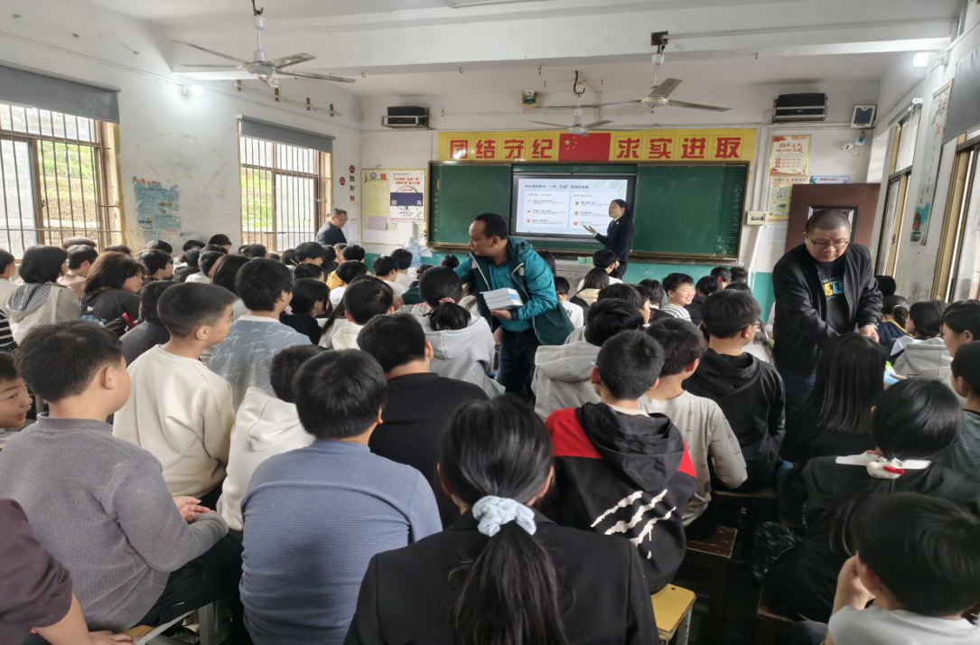 漣源市法學(xué)會(huì)攜手市檢察院、市郵政公司法治宣講走進(jìn)七星街鎮(zhèn)仙洞中學(xué)