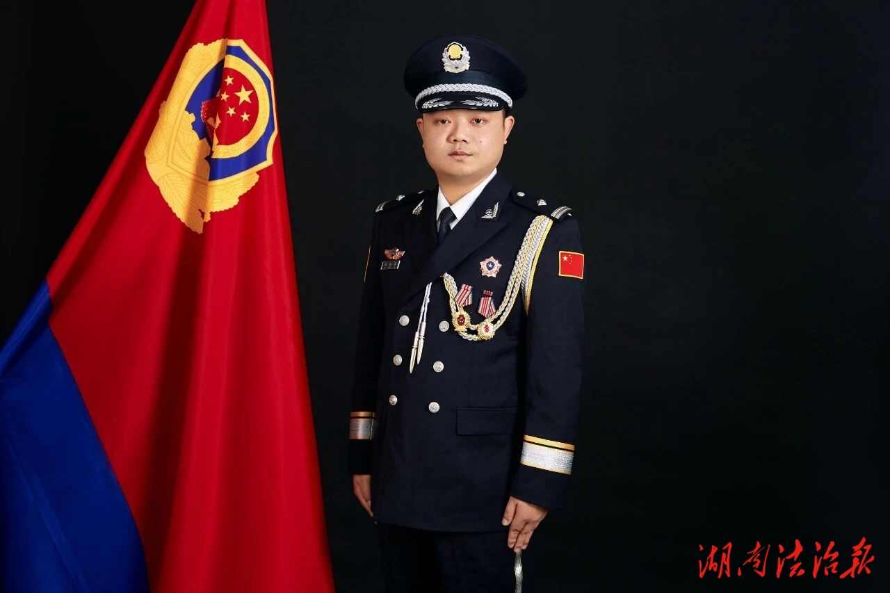 柏政軍：從方寸書桌到仗劍武陵山麓