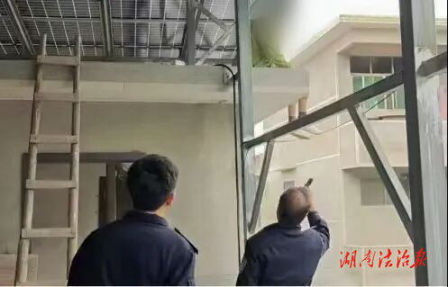 樓頂邊緣命懸一線，隆回民警暖心救援