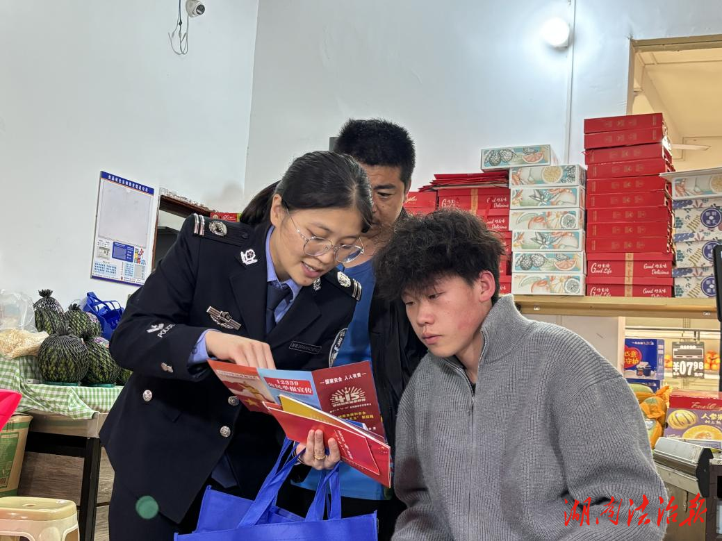 统筹发展安全  筑牢国安防线： 蓝山县司法局开展国家安全日法治宣传活动
