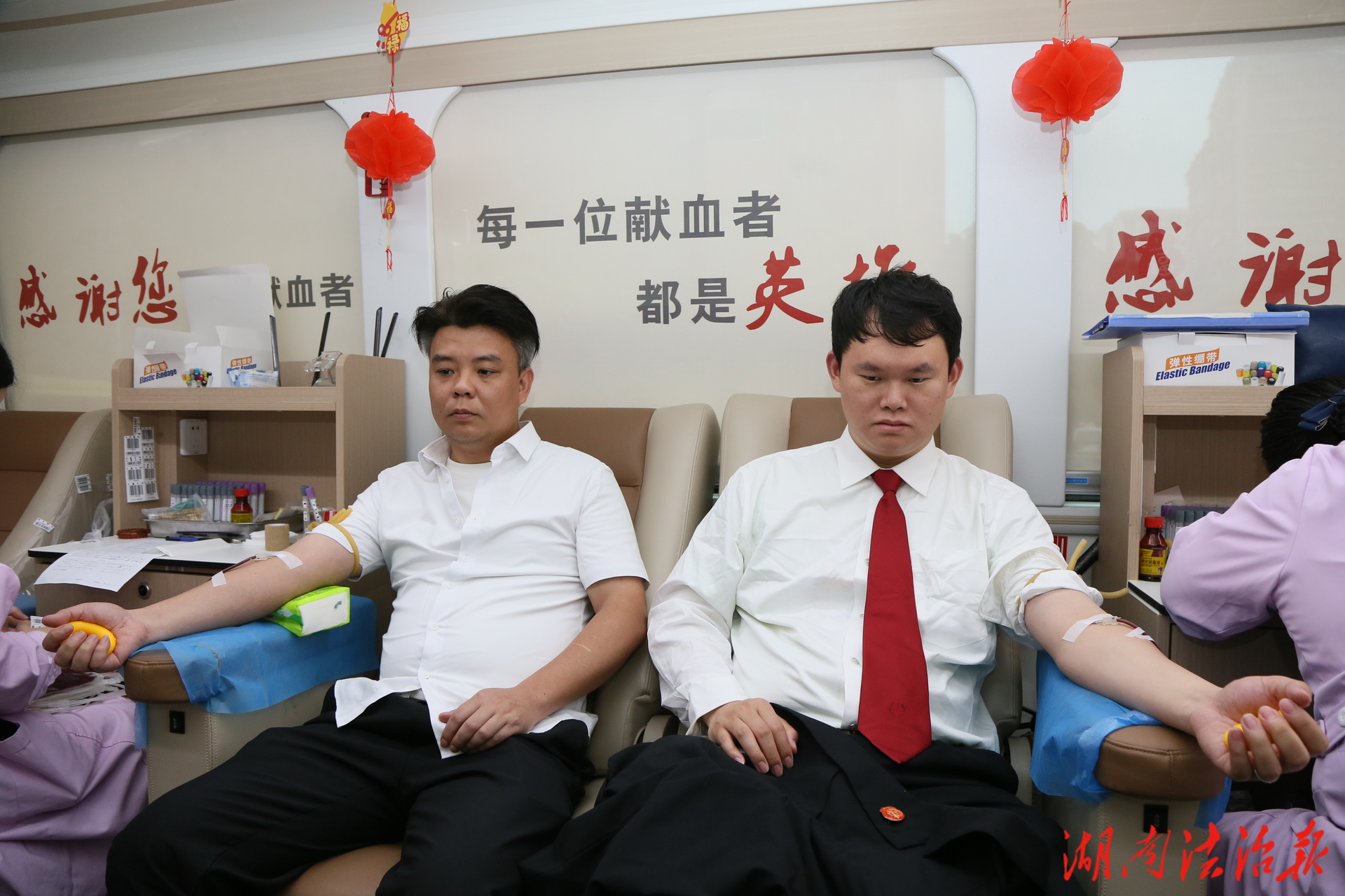 热血践初心 法徽映春晖——蓝山县人民法院开展无偿献血主题党日活动