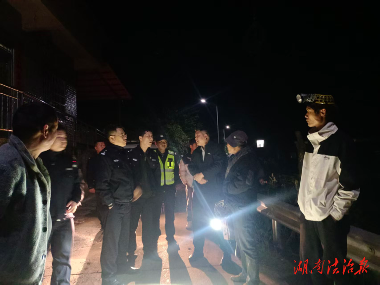 雨夜緊急搜救！警民同心找回走失老人