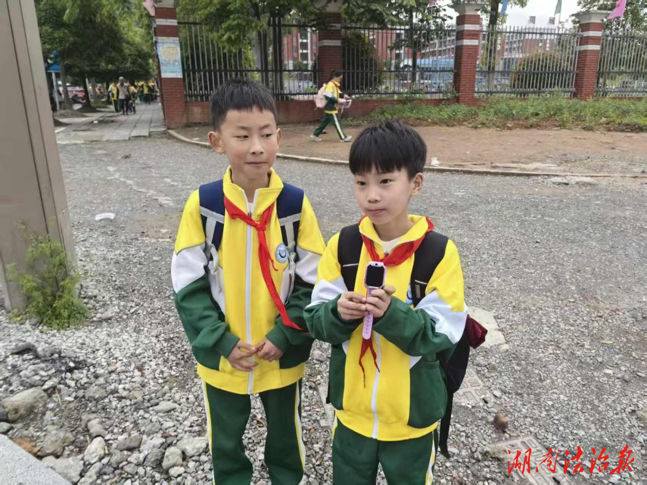 暖心！少年拾金不昧，民警进校表扬
