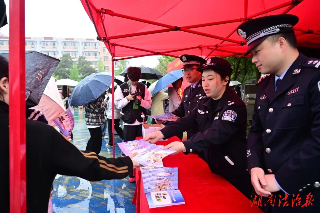 武陵公安开展“4.15”全民国家安全教育日宣传活动
