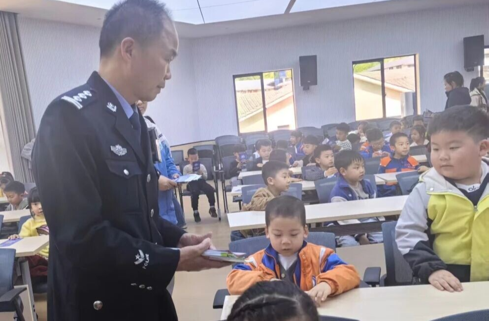 “警”色伴童行 安全润童心——武陵源公安分局开展法治安全教育宣讲活动