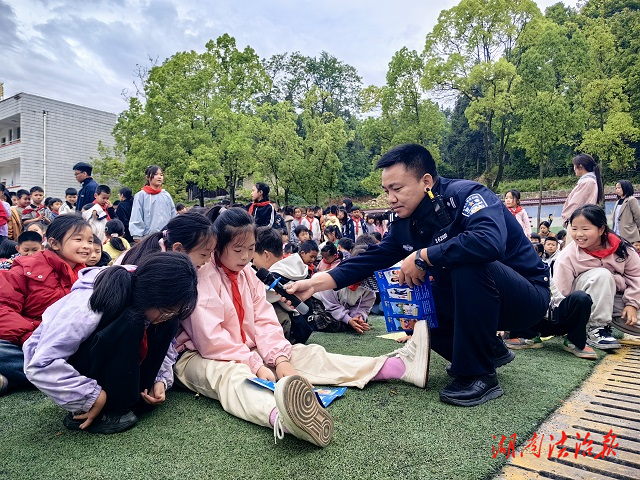 【强治理 护民安】安全“课”不容缓！花垣公安进校园开展反恐演练暨防性侵安全教育活动