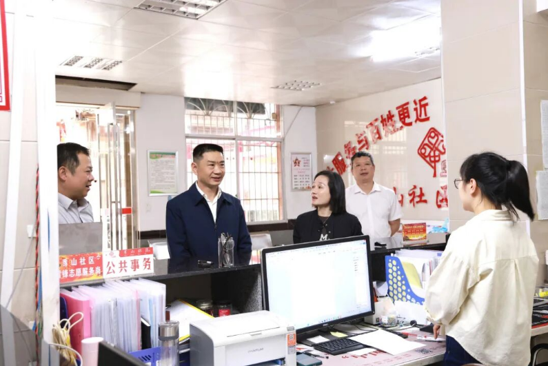 袁章中在豸山社区调研