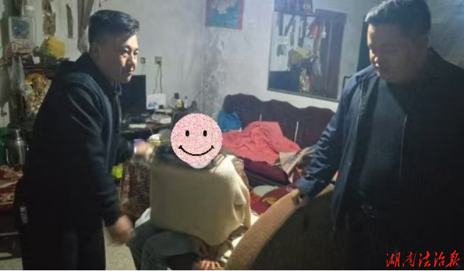 保靖公安：深夜暖心守护，民辅警合力救助醉酒女子
