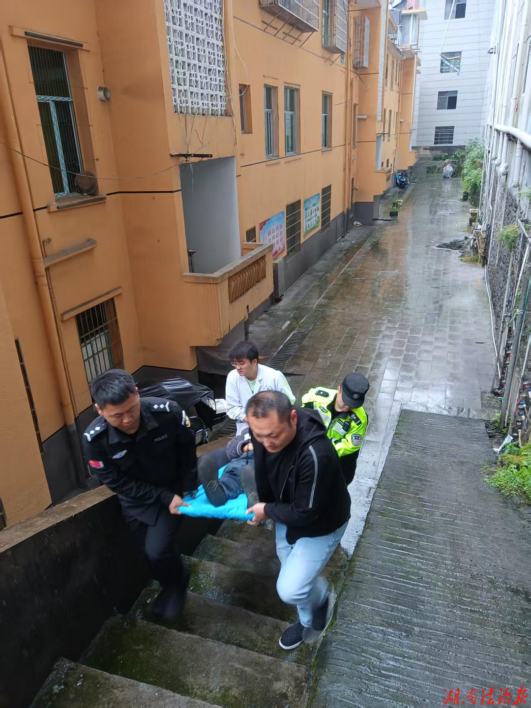 群众突发急病求助 交巡警火速出警暖民心