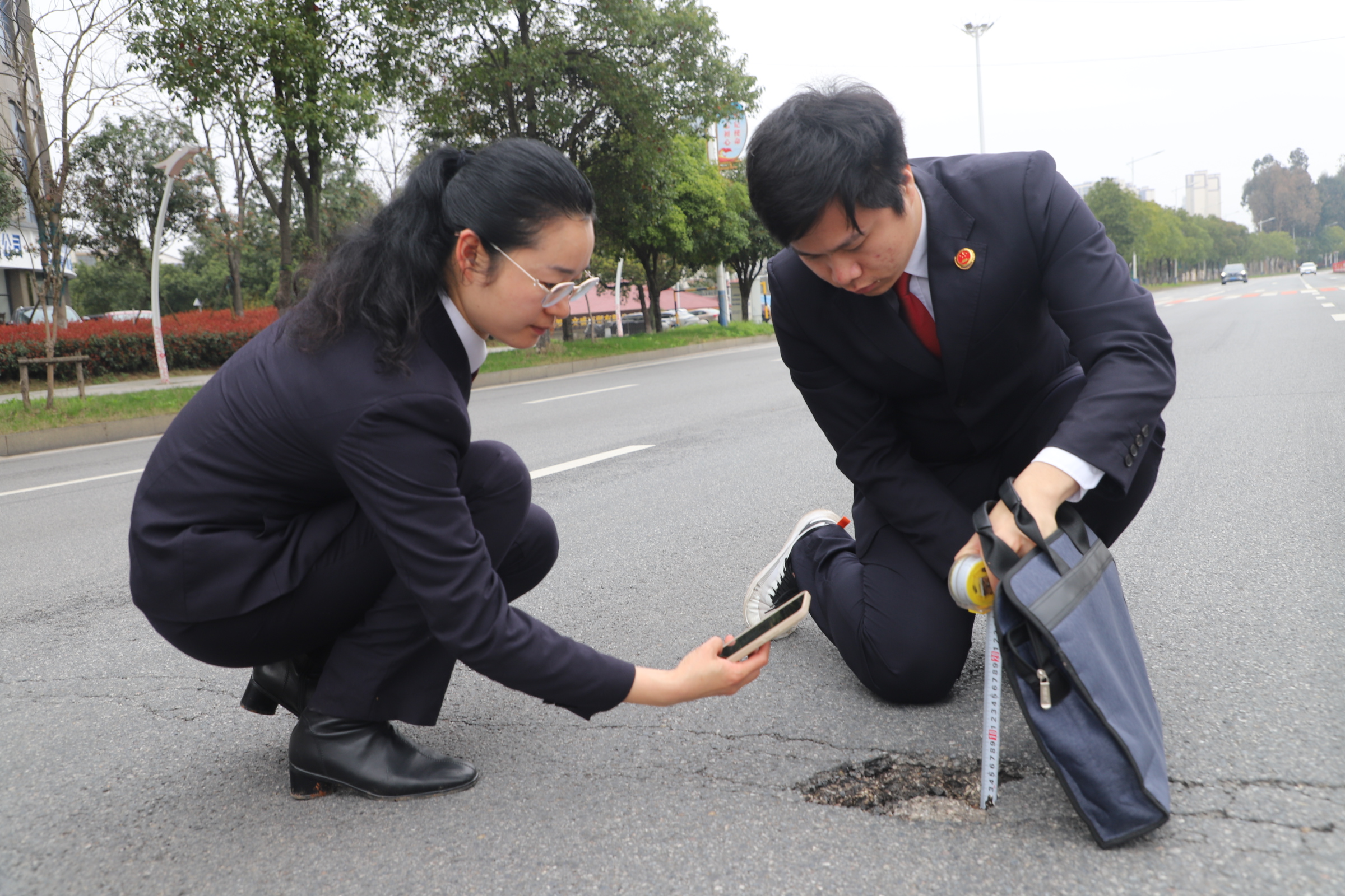 填平脚下“坑”  守护万家安——汨罗市检察院公益诉讼监督守护群众“脚下安全”