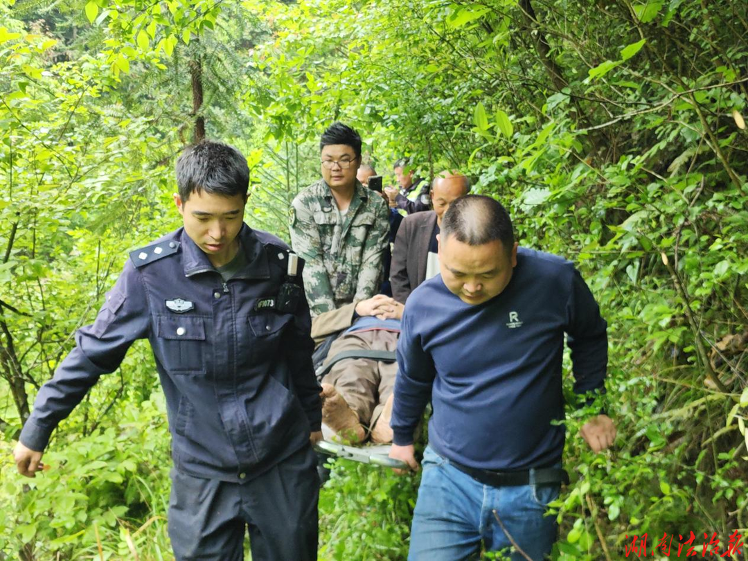 新晃公安冒雨深山紧急搜救 暖心守护走失老人