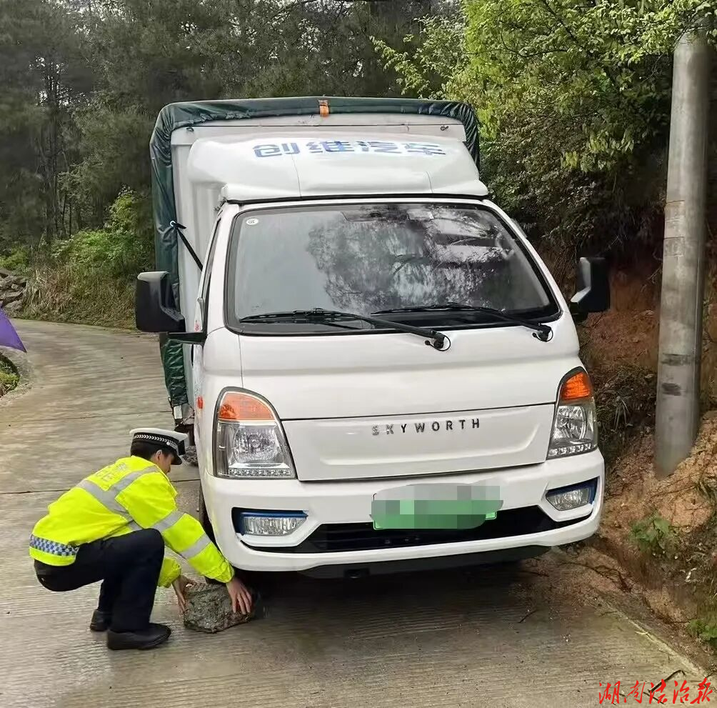 望云山路险瞬间，隆回公安交管紧急驰援受困货车