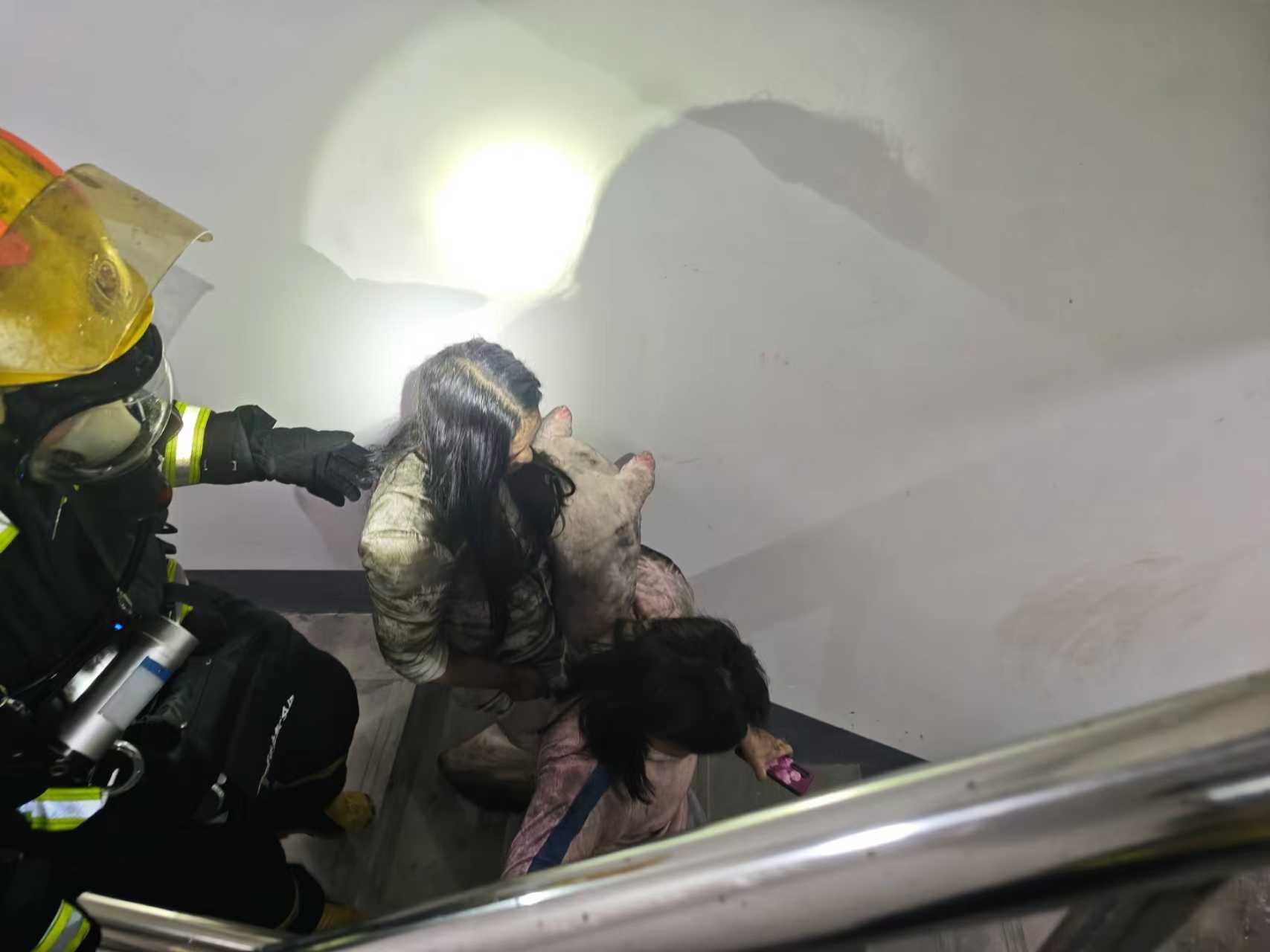 深夜客厅起火浓烟封门，长沙母子冷静“关窗堵缝”固守待援获救