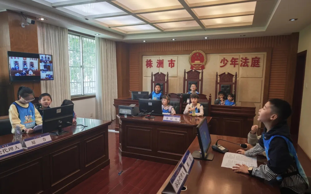 一槌敲开法治门，童心点亮正义灯