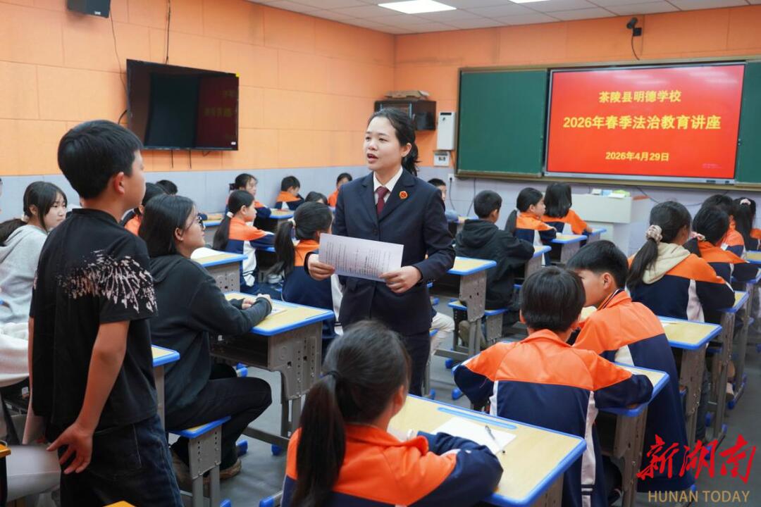 打开 两大校园同步开讲 守护少年满格成长