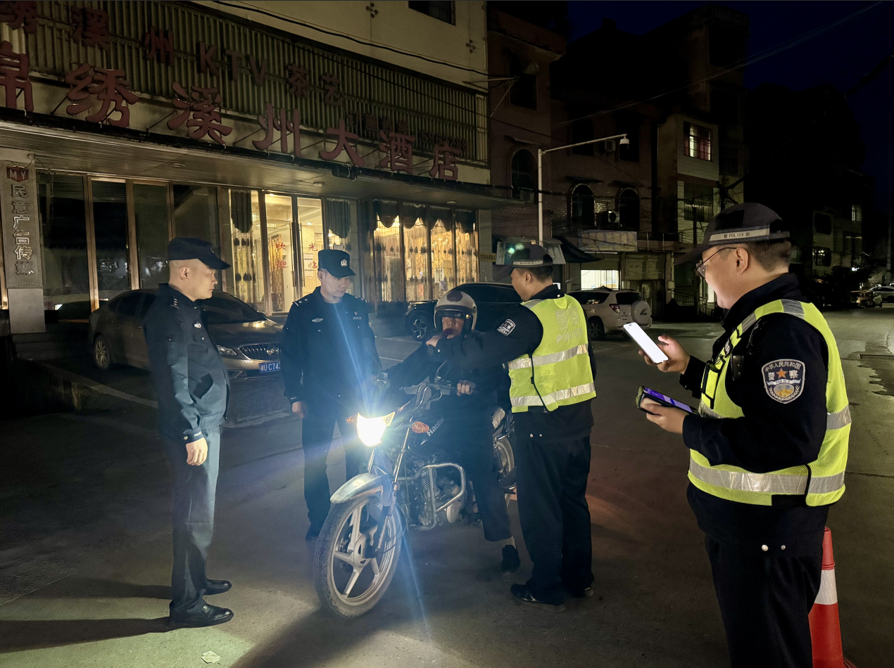 永顺公安交警：五一“警”相随，护航不停歇