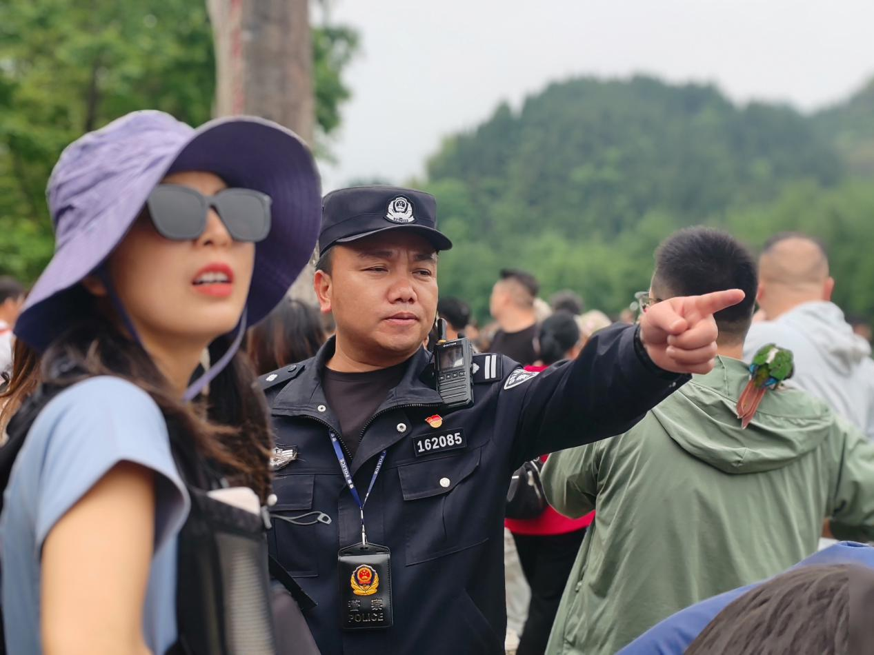 五一我在岗｜花垣县公安局边城派出所全力守护景区平安