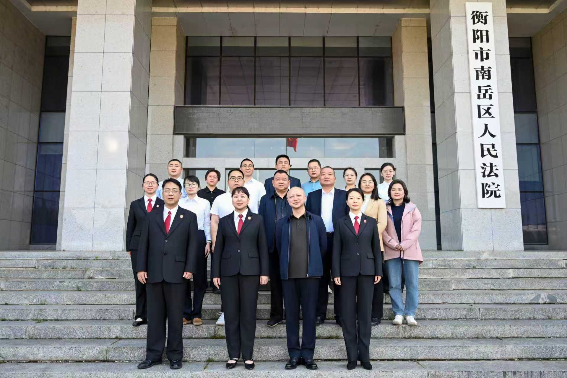 “无袍法官”让司法更有温度