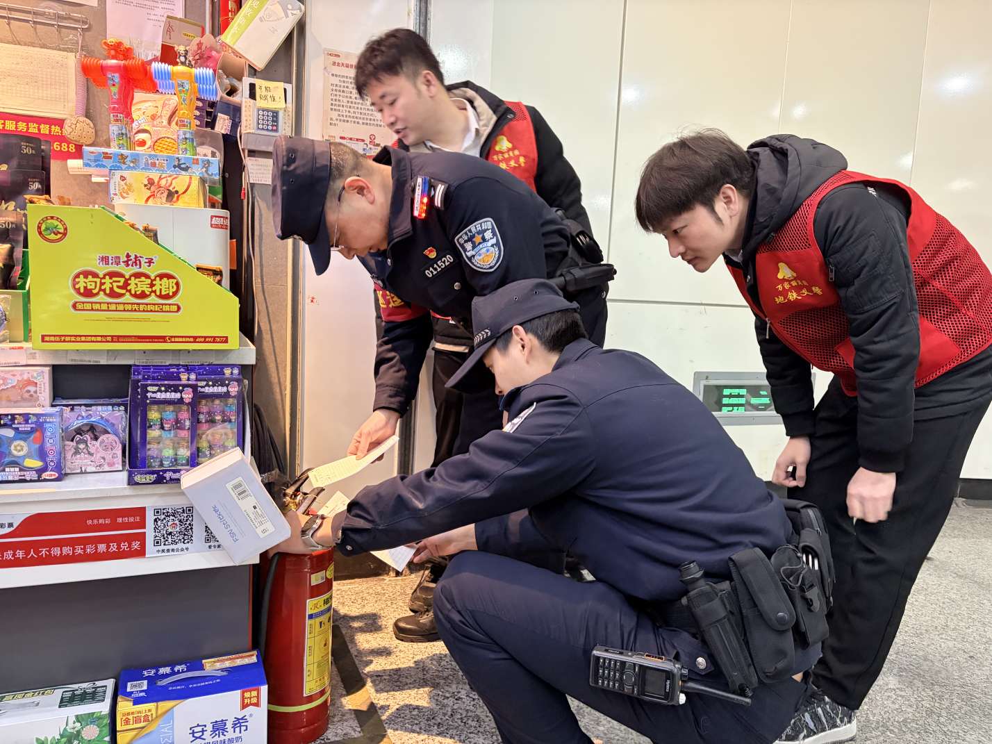 藏蓝护航显担当 义警聚力保畅通  ——长沙蟠龙派出所“警民联防”筑牢五一地铁平安防线