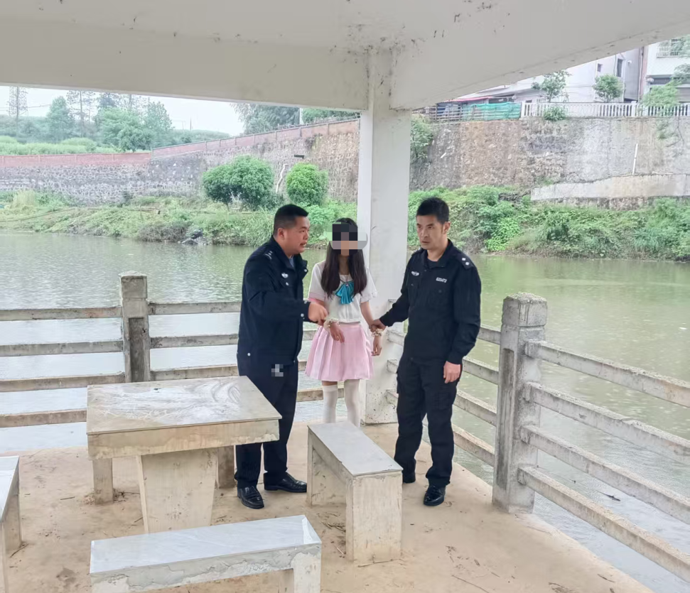 危急时刻！花季少女欲轻生，民警紧急劝阻