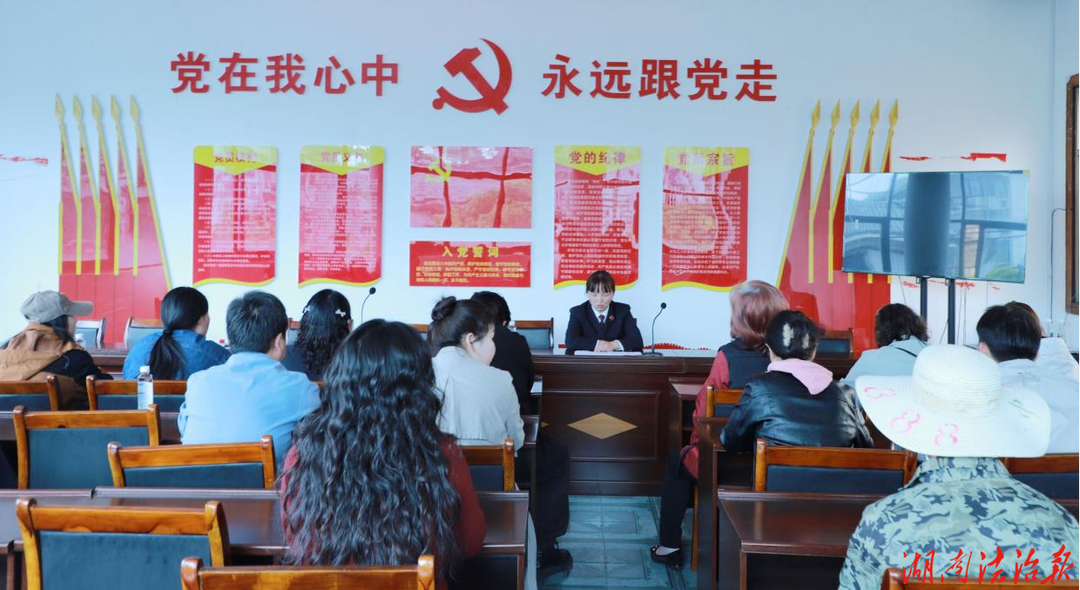 麻阳检察院走进社区开展“书香检察·驿站普法”读书分享会