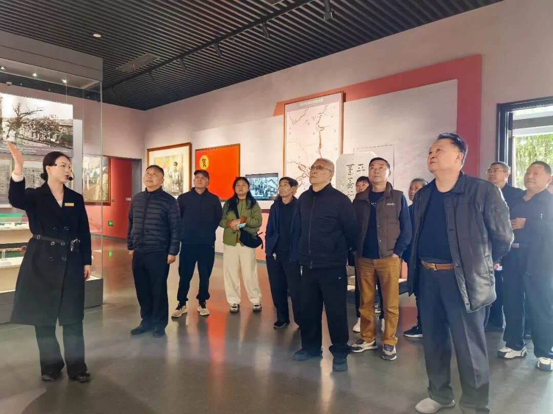 清明祭英烈 初心映山红——张家界市公安局组织退休老干部开展主题党日活动