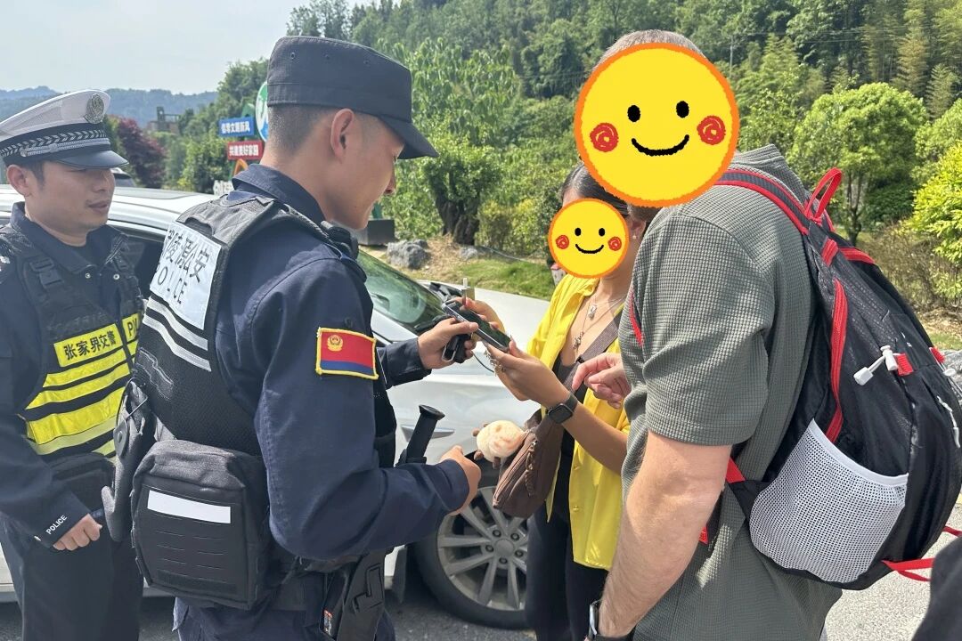 “警”暖山水间 守护八方游客平安路