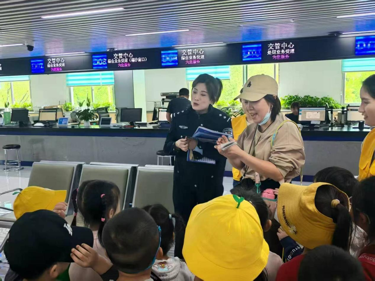 萌娃走进车管所 沉浸式学习交通安全知识