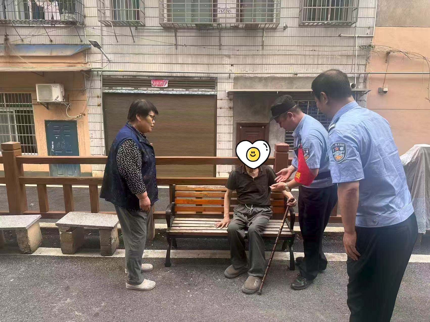 暖心援手護(hù)平安 祁陽(yáng)公安救助摔倒老人